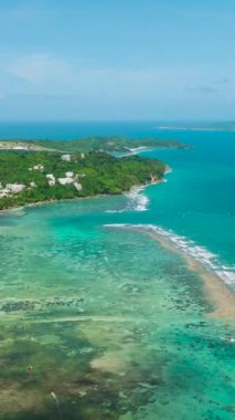 Bulabog Sahili 'nde uçurtma sörfü ve rüzgar sörfü. Boracay 'da okyanus dalgaları, yukarıdan manzara. Filipinler. Dikey görünüm.