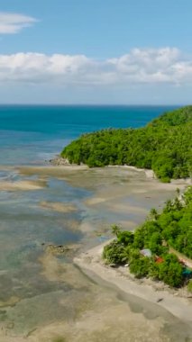 Turkuaz deniz suyu ve resifleri olan tropik bir ada. Santa Fe, Tablas, Romblon. Filipinler. Dikey görünüm.
