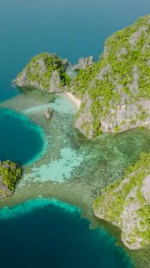 Mavi deniz ve Palawan, Coron 'daki Calachuchi Sahili. Filipinler. Dikey görünüm.