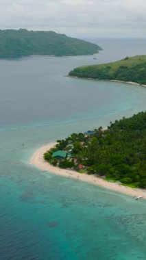 Romblon, Filipinler 'de beyaz kumlu plajlı tropik ada manzarası. Dikey görünüm.