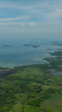 Filipinler, Mindanao 'da yeşil ağaçları ve tarım arazisi olan tarım arazileri. Dikey görünüm.
