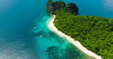 Helikopter plajında okyanus dalgaları. Turkuaz deniz suyu ve mercanların üzerinde güneş yansıması. El Nido. Palawan, Filipinler.