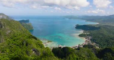 El Nido 'da kıyıya yakın bir yerde övünüyor. Evleri olan küçük bir kasaba. Mavi gökyüzü ve bulutlar. Palawan 'da. Filipinler.