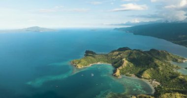 Uyuyan dinozor adasının tematik manzarası. Gök mavisi suyu ve mercanlar kıyı şeridinde. Mati, Davao Oriental. Filipinler.