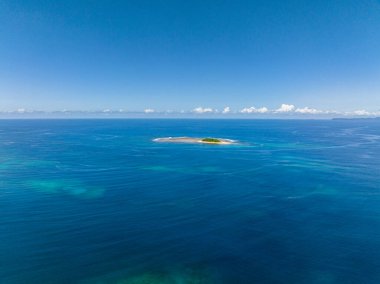 Derin mavi denizin ortasında Sersemletici Ada 'nın hava gözlemi. Jobo Adası. Mindanao, Filipinler.