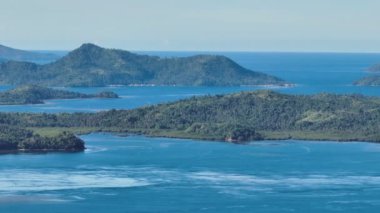 Lagünler ve mavi denizli tropik adalar. Mindanao, Filipinler. Büyütme görünümü.