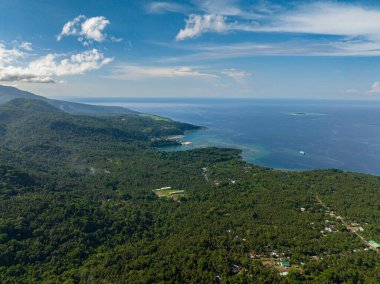 Camiguin Adası 'ndaki mavi okyanus ve ormanın insansız hava aracı görüntüsü. Filipinler. Seyahat kavramı.