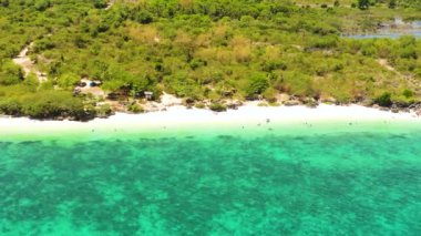 Sandira Sahili 'nde beyaz kumları olan Bantayan Adası. Mercan ve resifli turkuaz deniz suyu, hava manzaralı. Cebu, Filipinler.