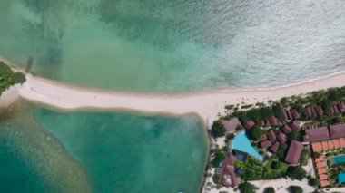 Etrafı temiz su ve sahil kenarındaki tatil köyleriyle çevrili. Ko Ma Sahili. Ko Pha Ngan, Tayland.