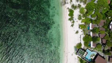 Turkuaz su ve yukarıdan yakalanan yeşil ağaçlarla kaplı beyaz kumlu plaj. Leela Sahili. Ko Pha Ngan, Tayland.