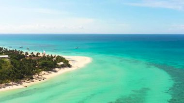 Kota Sahili 'nde saydam deniz suyu, mercanlar ve beyaz kumlar. Bantayan Adası. Cebu, Filipinler.
