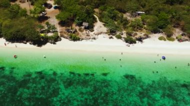 Turkuaz deniz suyunda beyaz kumlar ve mercan resifleri olan tropik bir manzara. Bantayan Adası 'ndaki plajlar. Cebu, Filipinler.