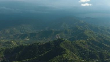 Yeşil tepeler ve yemyeşil bitkilerle kaplı dağ yamaçları. Mindanao, Filipinler.