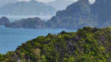 Tropikal adada muhteşem kireçtaşı oluşumu. El Nido, Palawan. Filipinler.
