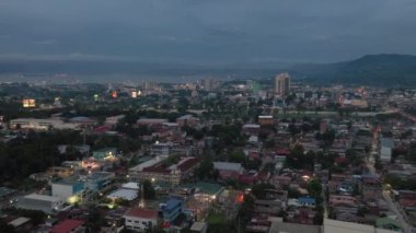 Cagayan de Oro 'daki binaların ve köyün üzerinden uçuyor. Mindanao, Filipinler.