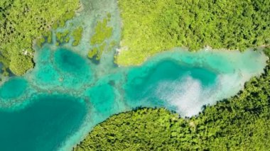 Göl kenarındaki turkuaz suyun üzerindeki güneş ışığı. Yaz ve seyahat konsepti. Mindanao, Filipinler.