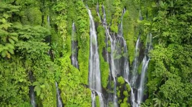 Sinulom Şelalesi 'nden akan tatlı su manzarası. Mindanao, Filipinler.