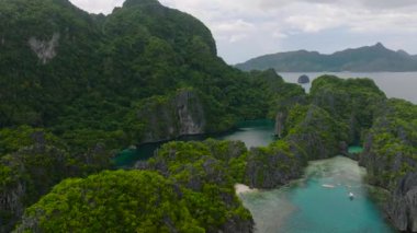 Miniloc Adası 'ndaki gölcükler kireçtaşı toka formasyonuyla çevrili. El Nido, Palawan 'daki adalar. Filipinler.