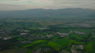 Bukidnon, Filipinler 'de çiftçi evleri olan tarım arazileri ve çeltik tarlaları. Mindanao..