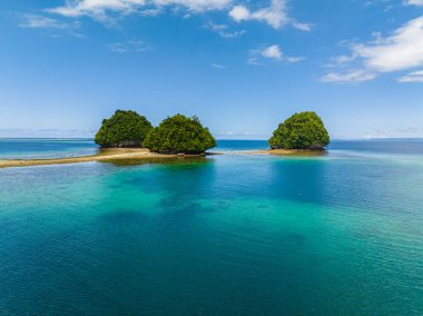 Tropikal adaların mavi lagünlerinin havadan görünüşü. Britanya Adası. Mindanao, Filipinler.
