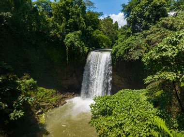 Sebu Gölü 'ndeki şelalenin havadan görünüşü. Şelaleler yemyeşil bitki örtüsü ve yüksek dağlarla çevrili. Mindanao, Filipinler.