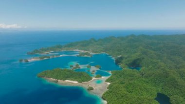 Kıyı şeridindeki tropik plajlar. Derin mavi deniz yüzeyi. Bucas Grande Adası. Mindanao, Filipinler.