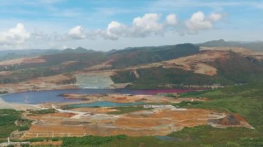 Açık çukur nikel madenciliği ve kirli göl. Mindanao, Filipinler.