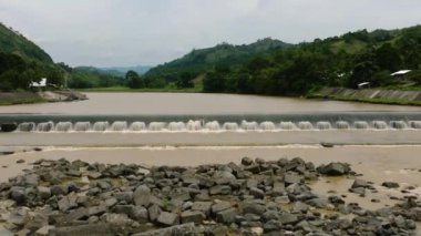 Valencia, Bukidnon 'daki dağlık alanda insansız hava aracı görüntüsü. Lumbayao Barajı. Mindanao, Filipinler.
