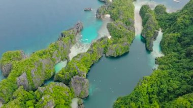 Miniloc Adası 'ndaki Büyük Göl ve Küçük Göl. Deniz suyunda kayıklar ve kanolar akıyor. El Nido, Filipinler. Palawan.