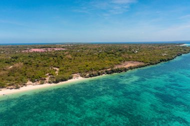 Filipinler, Cebu 'daki Bantayan Adası' ndaki açık deniz suyu ve kumlu plajdaki mercan resiflerinin hava manzarası.