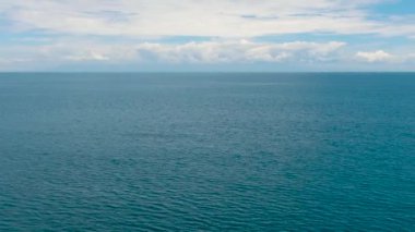 Mavi gökyüzü bulutlu, mavi okyanus, üst manzara. Mindanao, Filipinler.