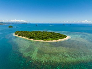 Açık okyanusta plajı olan Tropikal adanın hava araştırması. Mindanao, Filipinler.