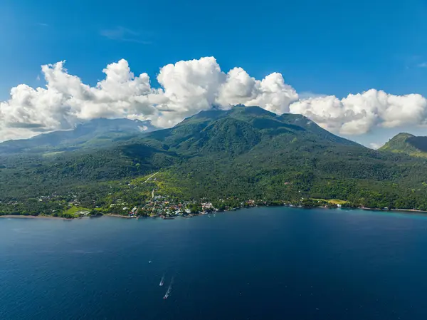 Dağ ve derin mavi Camiguin Adası denizi olan tropik bir yer. Filipinler.