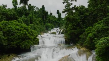 Davao de Oro 'da güzel bir şelale. Aliwagwag Şelalesi. Mindanao, Filipinler.