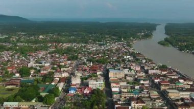 Cotabato City 'de evleri ve köyleri var. Mindanao, Filipinler. Şehir manzarası.