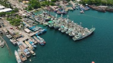 General Santos Balık Limanı 'nın limanında kuyruk oluşturan balıkçı gemileri. Mindanao, Filipinler. Seyahat kavramı.