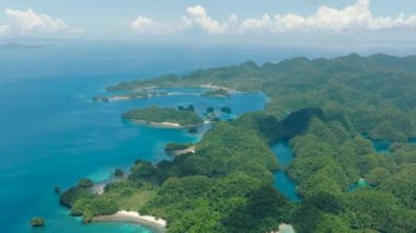Bucas Grande Adası. Sohoton Körfezi yakınlarındaki beyaz sahil. Açık mavi gökyüzünün altında açık mavi deniz. Surigao del Norte. Mindanao, Filipinler.