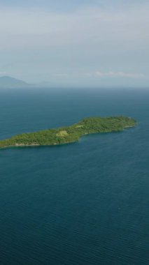 Mavi okyanusla çevrili tropikal adanın güzel doğası. Samal Adası. Davao, Filipinler. Dikey görünüm.