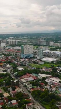 12 Kasım 2023. Panay Adası 'nda gökdelen ve yerleşim alanı olan bir şehir. Iloilo Şehri. Filipinler. Dikey görünüm.