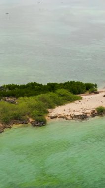 Adadaki tropik plajlar. Bantayan Adası, Cebu 'da açık deniz suyu. Filipinler. Dikey görünüm.