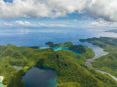 Göl kenarındaki tropik ada manzarası. Bucas Grande Adası. Socorro, Surigao del Norte. Mindanao, Filipinler
