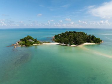 Sakin turkuaz suyu ve gür ağaçlarla çevrili ince beyaz kumları olan pitoresk tropikal bir sahil. Koh Samui, Tayland.