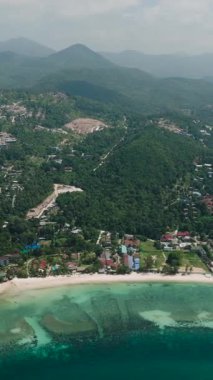 Etrafı yemyeşil tepelerle çevrili turkuaz suları olan tropik bir sahil. Haad Yao. Ko Pha Ngan, Tayland.