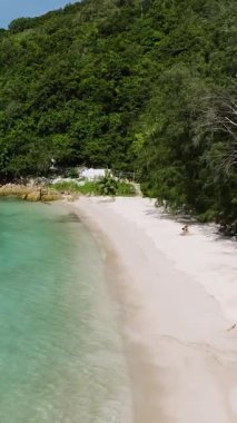 Bereketli yeşil ağaçlar ve kayalarla çevrili el değmemiş beyaz kum ve turkuaz suyu olan tenha tropikal plajlar. Ko Pha Ngan, Tayland.