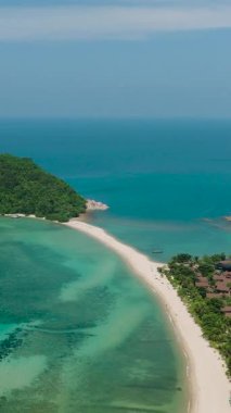 Küçük bir adası olan turkuaz deniz ve arka planda yemyeşil ile çevrili tatil beldesi. Ko Ma Sahili. Ko Pha Ngan, Tayland.