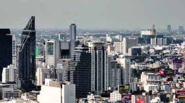 Bangkok 'un hava manzarasında yoğun modern binalar sergileniyor. Bangkok, Tayland.