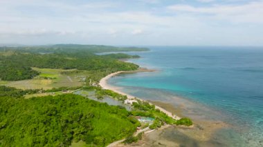 Turkuaz suları, yeşil alanları ve el değmemiş tropikal manzarası olan bir kıyı bölgesi. Santa Fe, Tablo, Romblon, Filipinler.