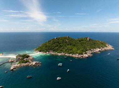 Canlı mercan resifleriyle çevrili yemyeşil ve kristal berrak suları olan tropik bir ada. Nang Yuan, Koh Tao, Tayland.