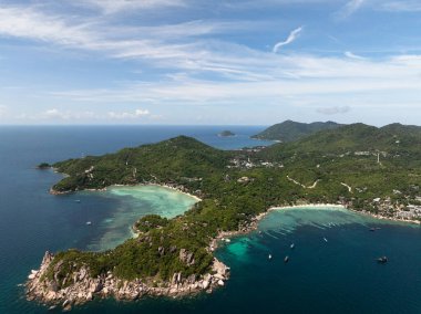 Bereketli yeşil tepeleri ve turkuaz suyu olan tropikal bir sahil şeridinin panoramik görüntüsü. Köpekbalığı Körfezi. Koh Tao, Tayland.