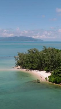 Mavi deniz, kumlu sahil ve çevreleyen ormanla huzurlu bir sahil manzarası. Cape Fahn 'da. Koh Samui, Tayland.